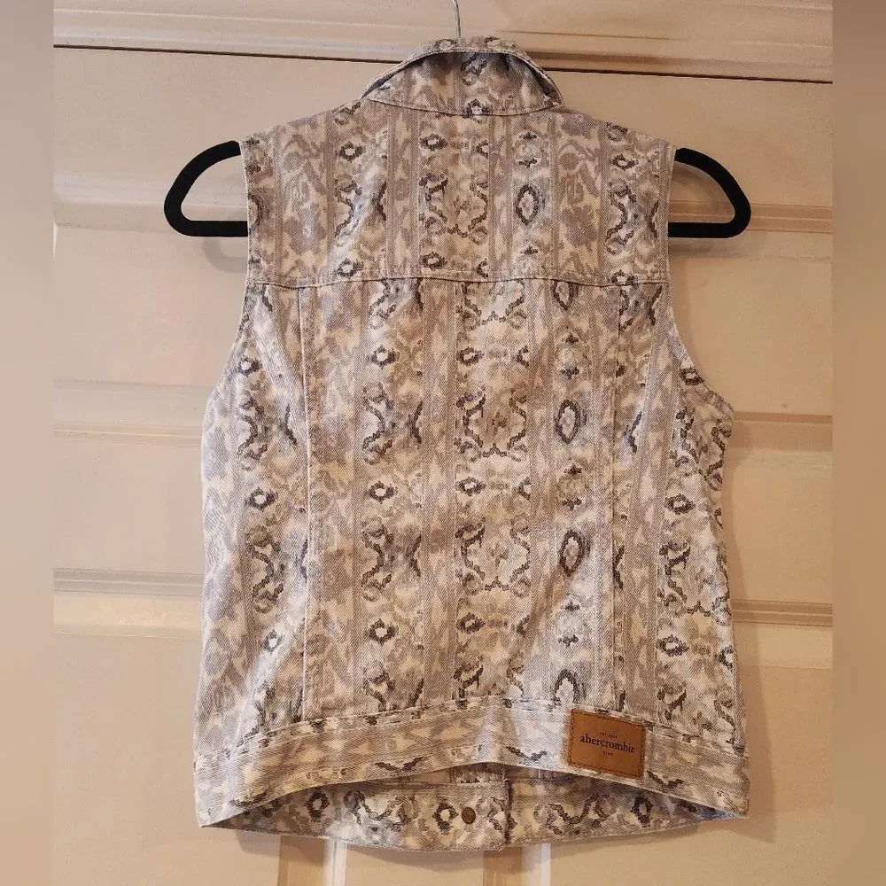 NWT Abercrombie Kids blue and white patterned button up denim vest XL